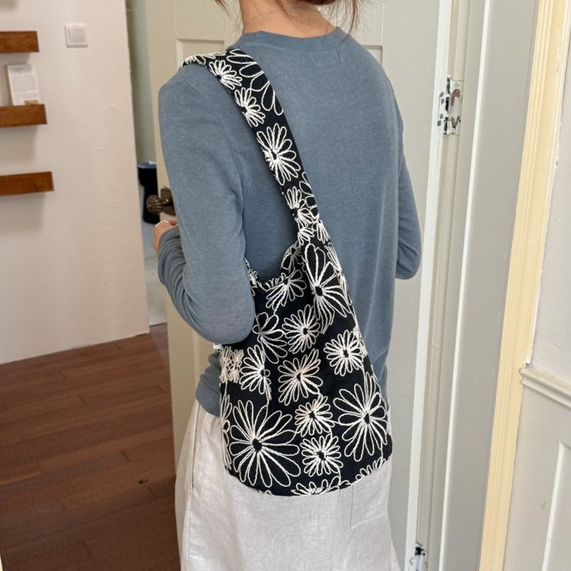 Hobo Bag Slouchy - 女性用黒白花柄ホーボーバッグ、ラインアートプリント、スラウチキャンバスショルダーバッグ、ジッパー付き、カジュアルデイリートラベルハンドバッグ