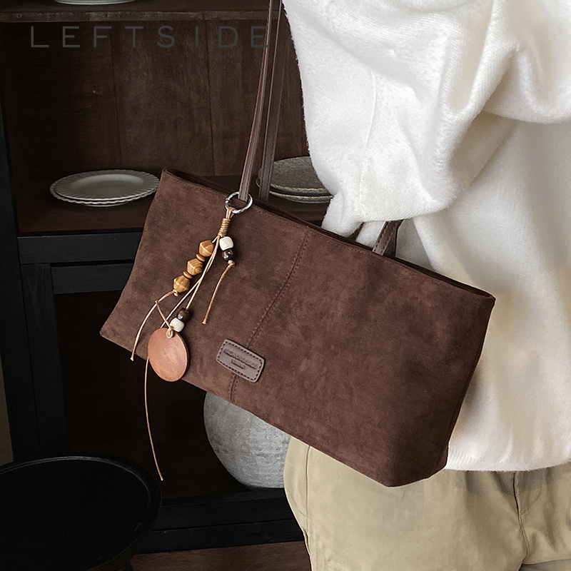 Women Bags 2026 Trends - LEFTSIDE レトロスエードショルダートートバッグ 木製ビーズペンダント付き 2026年新作トレンド レディース デイリー