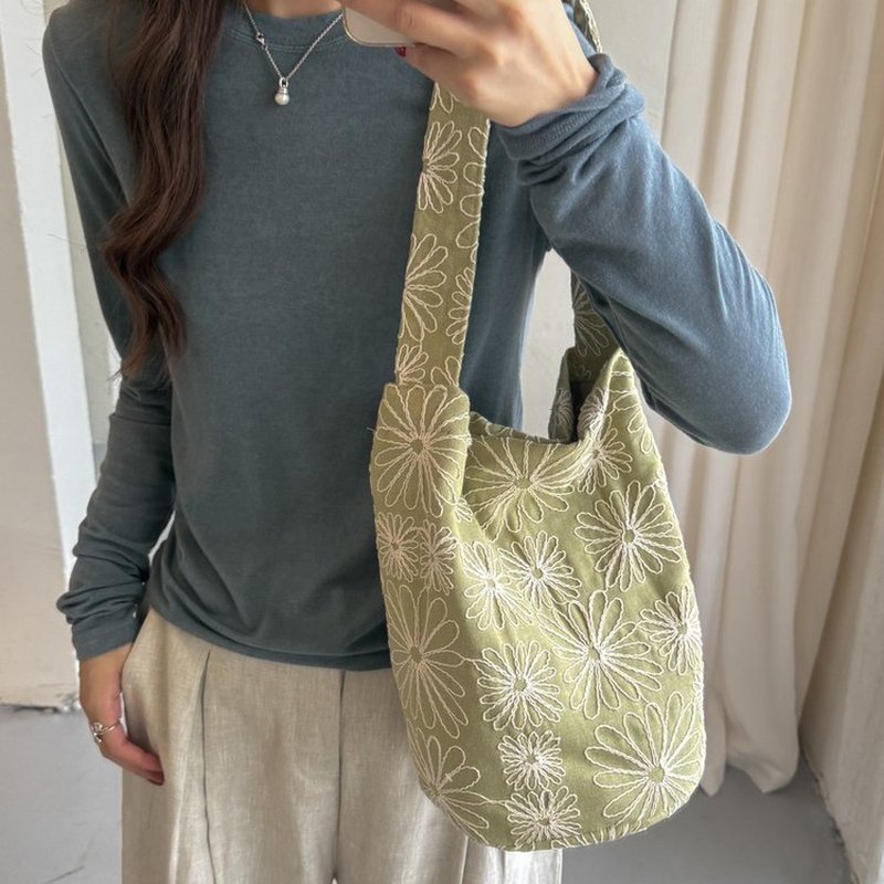 女性用黒白花柄ホーボーバッグ、ラインアートプリント、スラウチ - Hobo Bag Slouchy のレビューと価格