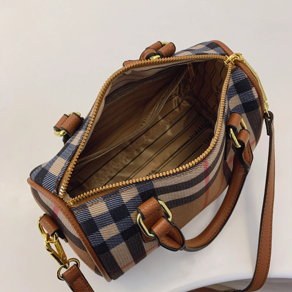 大容量クラシックストライプ柄ショルダーバッグPUクロスボディ - Women Bags Zip のレビューと価格